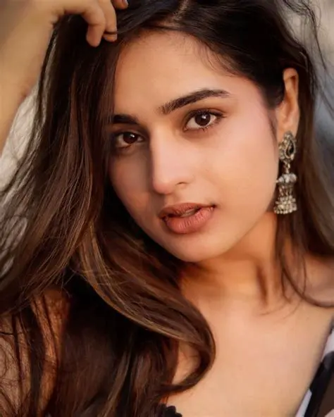 How to Navigate the World of Ayesha Khan: Insights and Trends