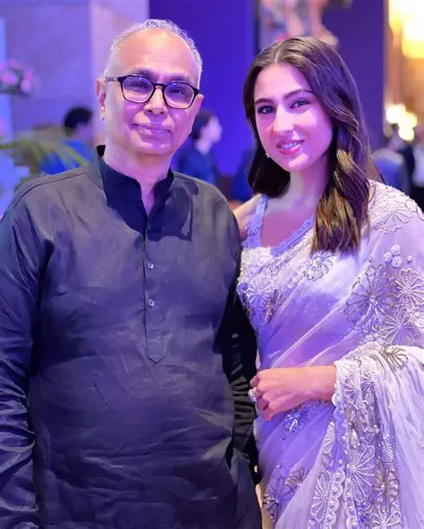 Foto Saif Ali Khan: Unveiling the Nawab's Enigmatic Charm Through the Lens