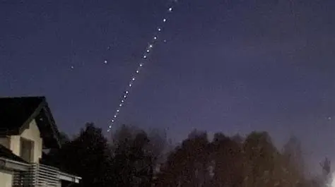 Przelot Starlinków: Co Wiedzieć o Migoczących Pasek Światła na Nocnym Niebie