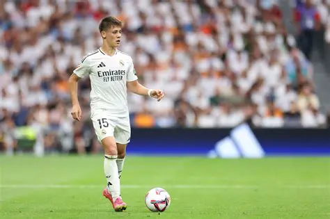 Real Madrid CF: De Koninklijke Saga van Voetbaldominantie en Wereldwijd Succes