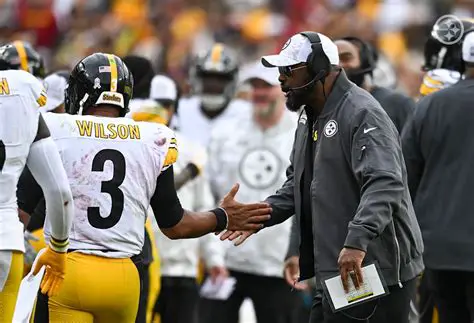 Emotional Reunion: Russell Wilson and Bobby Wagner Exchange Jerseys After Steelers Triumph Over Commanders